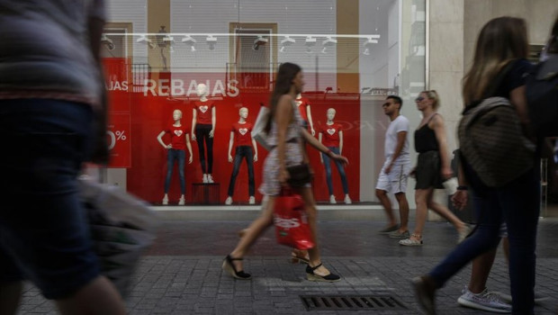 ep imagenes de recurso de las rebajas de verano 2019 transeuntes con bolsas de compra en la calle