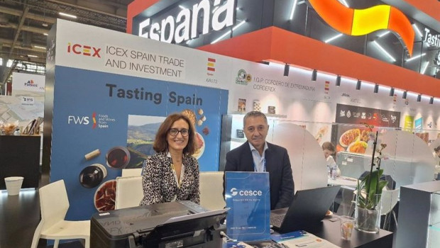 ep isabel olivares y julio vaquero de cesce en la feria sial 2024