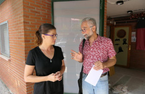 ep la alcaldesa de mostoles noelia posse durante una visita a un centro educativo
