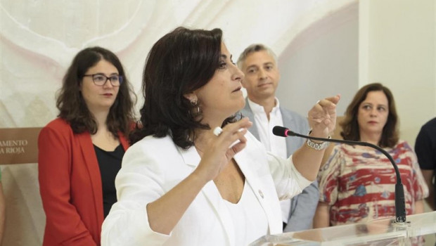 ep la candidatala presidenciala riojapsoe concha andreu duranteintervencionla ruedaprensala firmaacuerdogobernabilidadsu partido podemos-equo e izquierda unida enparlamentola rioja juntola dipu