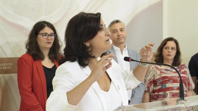 ep la candidatala presidenciala riojapsoe concha andreu duranteintervencionla ruedaprensala firmaacuerdogobernabilidadsu partido podemos-equo e izquierda unida enparlamentola rioja juntola dipu