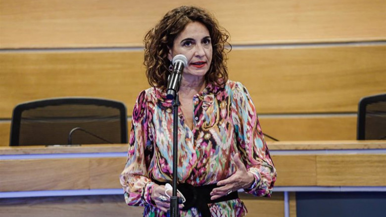 La ministra de Hacienda, María Jesús Montero, presenta los Presupuestos Generales del Estado (PGE) para 2022 al presidente de la CEOE, en la sede de la patronal, a 19 de octubre de 2021, en Madrid, (España). | Carlos Luján - Europa Press ep la ministra de hacienda maria jesus montero presenta los presupuestos generales del estado pge