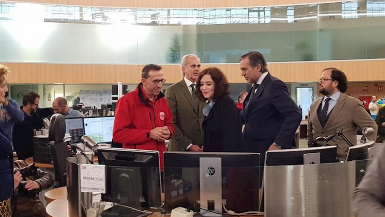 La presidenta de la Comunidad de Madrid, Isabel Díaz Ayuso, con el consejero de Justicia, Interior y Víctimas, Enrique López, y su homólogo en Sanidad, Enrique Ruiz Escudero, visitan a personal del SUMMA 112. | EUROPA PRESS ep la presidenta de la comunidad de madrid isabel diaz ayuso con el consejero de justicia interior y