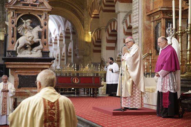 El obispo en la misa conmemorativa de la Dedicación de la Catedral | EUROPA PRESS/DIOCESIS DE CORDOBA ep obispola misa conmemorativala dedicacionla catedral