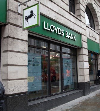 Lloyds gana un 27% menos en el primer semestre, pero ingresa más y sube en bolsa