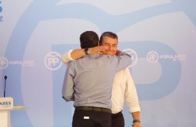 ep presidentela juntaandaluciadel pp-a juanma moreno se abrazaentonces presidenteppcadiz antonio sanz
