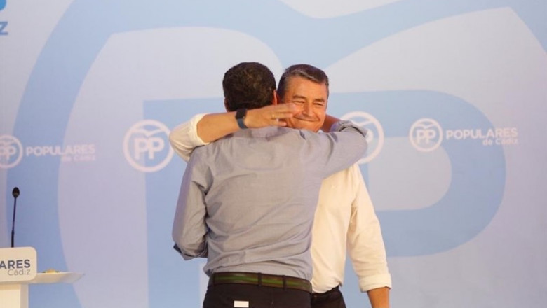 El presidente de la Junta de Andalucía y del PP-A, Juanma Moreno, se abraza con el entonces presidente del PP de Cádiz, Antonio Sanz | JUANMA MORENO/TWITTER ep presidentela juntaandaluciadel pp-a juanma moreno se abrazaentonces presidenteppcadiz antonio sanz