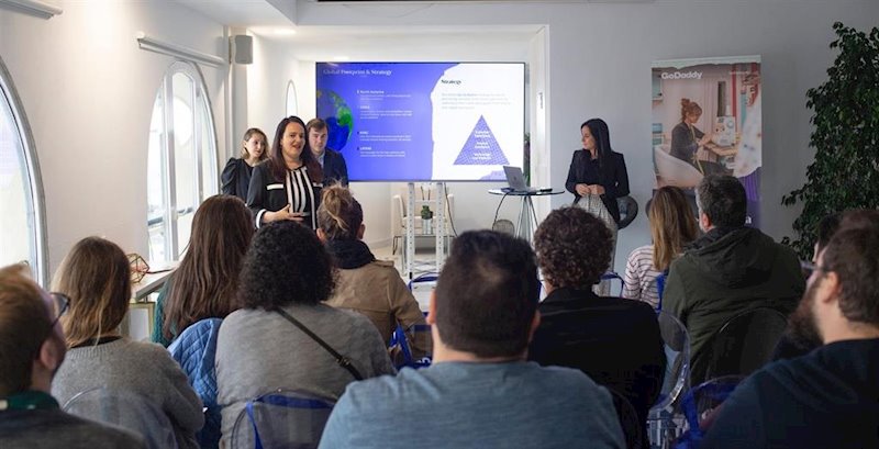 Prsentación del informe ¿Tu negocio tiene web? Oportunidades y retos que plantea el entorno digital a los autónomos y pequeñas empresas de España en 2019’, de GoDaddy | GODADDY ep prsentacion del informe tu negocio tiene web oportunidades y retos que plantea el entorno digital