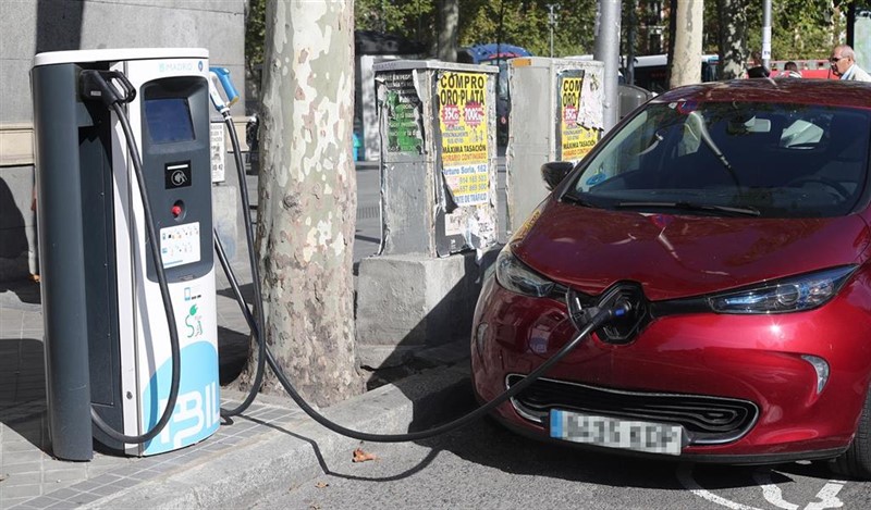 ep un coche se carga en un punto de recarga para coches electricos en madrid ep un coche se carga en un punto de recarga para coches electricos en madrid