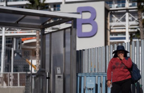 ep una familiar de uno de los pasajeros del buque msc armonia atracado en el puerto de barcelona
