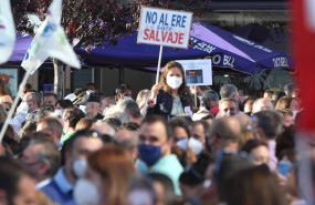ep una mujer con un cartel en el que se lee no al ere salvaje durante una concentracion contra el