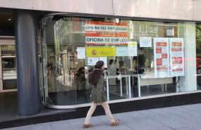 ep una mujer pasa frente a una oficina de empleo