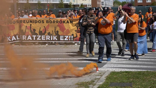 ep varias personas durante una concentracion de trabajadores de tubos reunidos