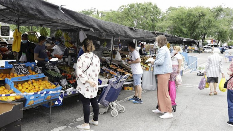 Varias personas hacen cola frente a un puesto de fruta en el mercadillo | Josefina Blanco - Europa Press - Archivo ep varias personas hacen cola frente a un puesto de fruta en el mercadillo