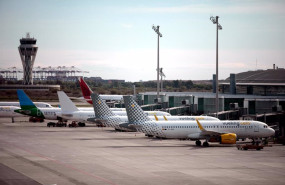 ep varios aviones en la pista de la t1 del aeropuerto de el prat a 28 de agosto de 2023 en barcelona