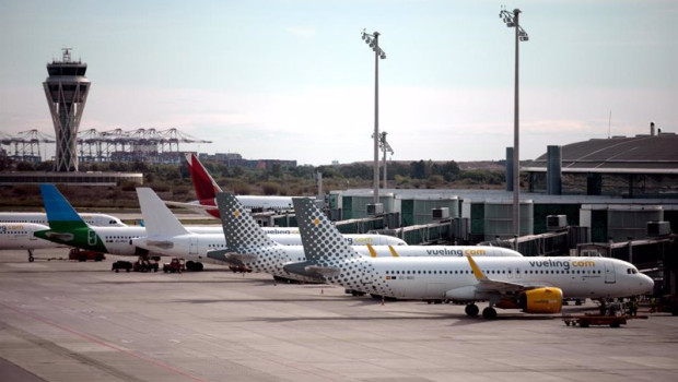 ep varios aviones en la pista de la t1 del aeropuerto de el prat a 28 de agosto de 2023 en barcelona