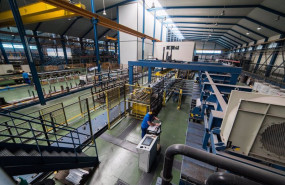 ep varios trabajadores en una empresa metalurgica