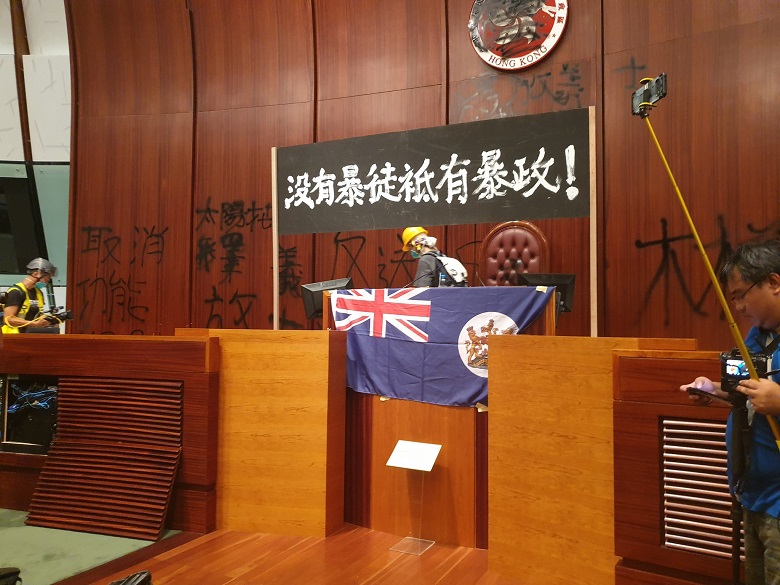 https://img1.s3wfg.com/web/img/images_uploaded/c/5/hong-kong-parlamento-ocupado.jpg