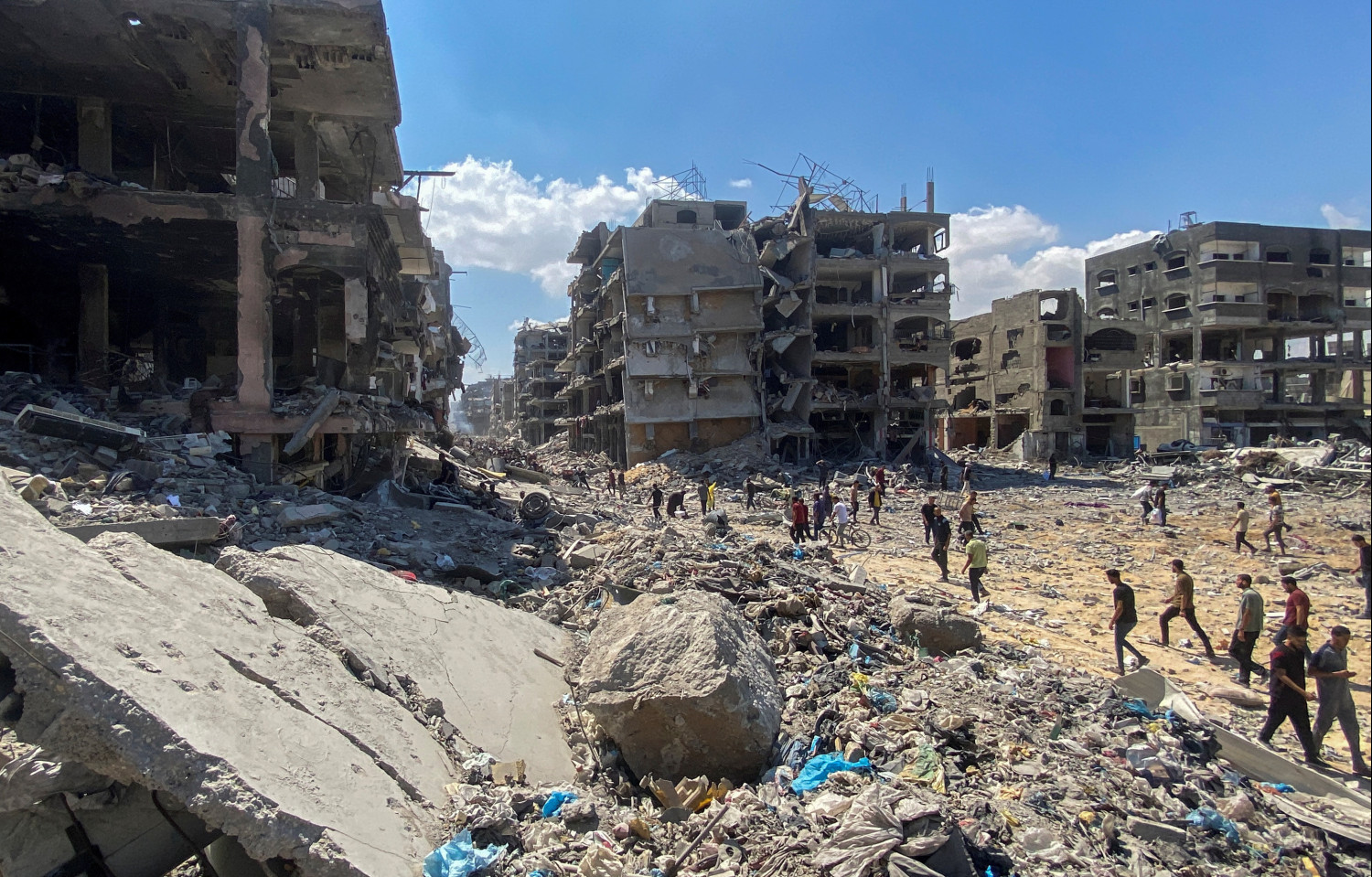 des palestiniens inspectent les degats apres le retrait des forces israeliennes d une partie du camp de refugies de jabalia dans le nord de la bande de gaza des palestiniens inspectent les degats apres le retrait des forces israeliennes d une partie du camp de refugies de jabalia dans le nord de la bande de gaza