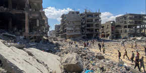 des palestiniens inspectent les degats apres le retrait des forces israeliennes d une partie du camp de refugies de jabalia dans le nord de la bande de gaza des palestiniens inspectent les degats apres le retrait des forces israeliennes d une partie du camp de refugies de jabalia dans le nord de la bande de gaza