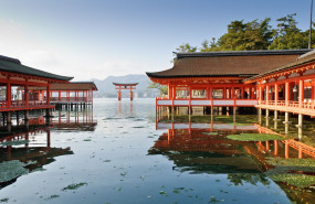 dest japan hiroshima hatsukaichi itsukushima shrine shutterstock portfolio 152186456 universal within usage period 55057