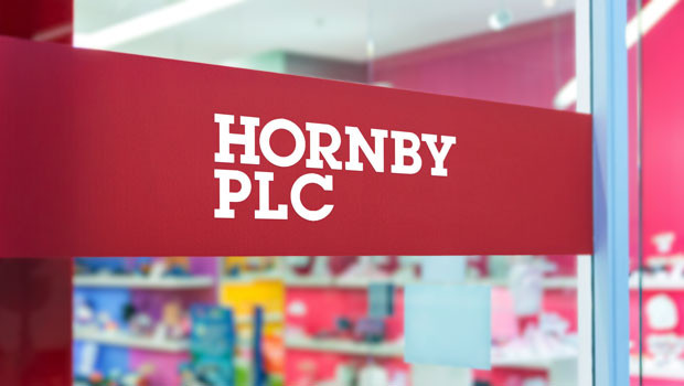 dl hornby plc objetivo consumidor productos y servicios de consumo discrecional artículos de ocio juguetes logo 20230425 0833