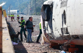 ep agentes de los servicios de emergencias trabajan en el lugar del accidente ferroviario en adamuz