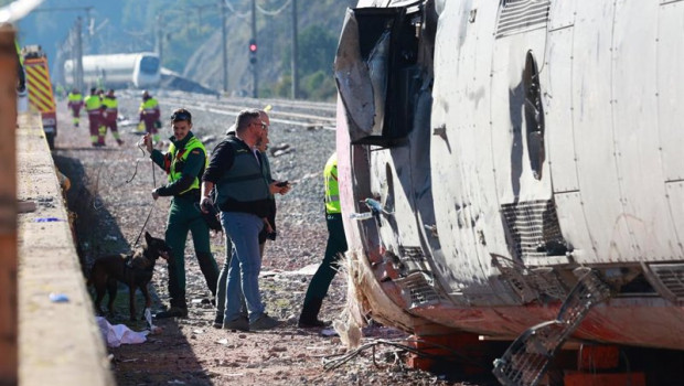 ep agentes de los servicios de emergencias trabajan en el lugar del accidente ferroviario en adamuz
