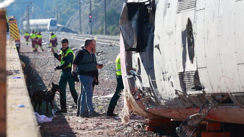 Agentes de los Servicios de Emergencias trabajan en el lugar del accidente ferroviario en Adamuz (Córdoba) | Rocío Ruz - Europa Press ep agentes de los servicios de emergencias trabajan en el lugar del accidente ferroviario en adamuz