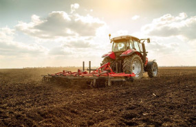 ep archivo   agricultor tractor campo andaluz foto de recurso