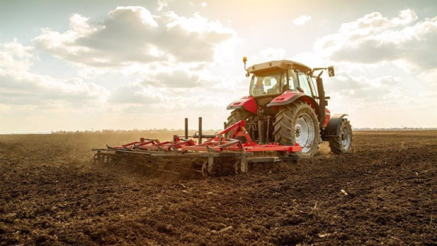 ep archivo   agricultor tractor campo andaluz foto de recurso