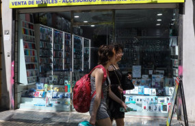 ep archivo dos mujeres pasan por una tienda de tecnologia y accesorios a 26 de julio de 2022 en ep archivo dos mujeres pasan por una tienda de tecnologia y accesorios a 26 de julio de 2022 en