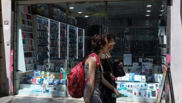 ep archivo   dos mujeres pasan por una tienda de tecnologia y accesorios a 26 de julio de 2022 en