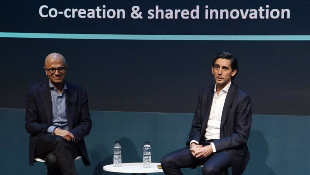 ep archivo   el consejero delegado de microsoft satya nadella y el presidente ejecutivo de