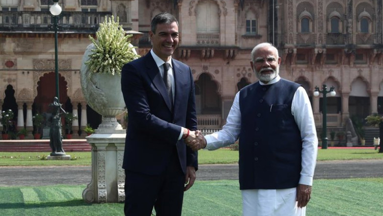 Archivo - El presidente del Gobierno, Pedro Sánchez (i) y el primer ministro indio, Narendra Modi (d), posan frente al Palacio Lakhsmi Vilas en Vadodara, durante su visita oficial a la República de la India, a 28 de octubre de 2024, en Vadodara (India). | Pool Moncloa/Fernando Calvo - Archivo ep archivo el presidente del gobierno pedro sanchez i y el primer ministro indio narendra modi d