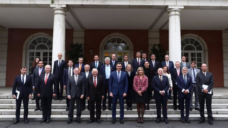 Archivo - El presidente del Gobierno, Pedro Sánchez, recibe a una delegación de inversores latinoamericanos en España encabezada por la presidenta de Ceapi, Núria Vilanova. | CEAPI - Archivo ep archivo el presidente del gobierno pedro sanchez recibe a una delegacion de inversores