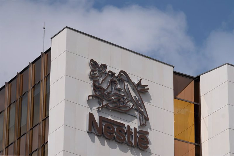 Nestlé ajustará costes en 2.500 millones de francos y rebaja objetivos para 2025