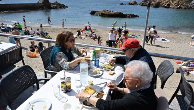 ep archivo   playas y terrazas llenas en las playas de la region de murcia por las altas