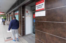 ep archivo   un hombre pasando por una oficina de empleo