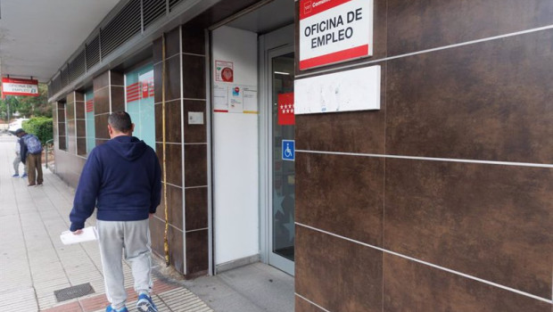 ep archivo   un hombre pasando por una oficina de empleo