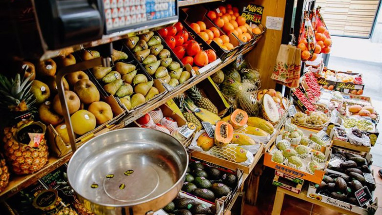 ep archivo una balanza y varias piezas de frutas y hortalizas ep archivo una balanza y varias piezas de frutas y hortalizas