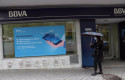 ep archivo   una persona pasa por delante de la puerta de una oficina de bbva en madrid a 22 de