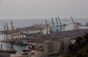 ep archivo   vista general del muelle de descarga del puerto de barcelona en cataluna espana