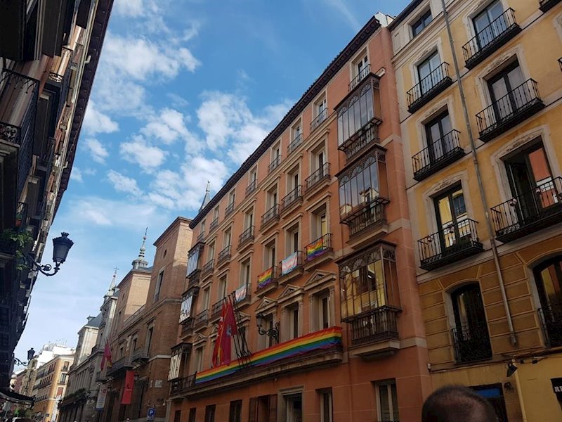 ep balcones de mas madrid en el edificio de grupos con bandera lgtb y trans