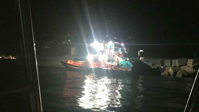 Barco de Baleària encallado en la escollera del puerto de Dénia | VICENT GRIMALT (TWITTER) ep barcobaleria encalladola escollerapuertodenia