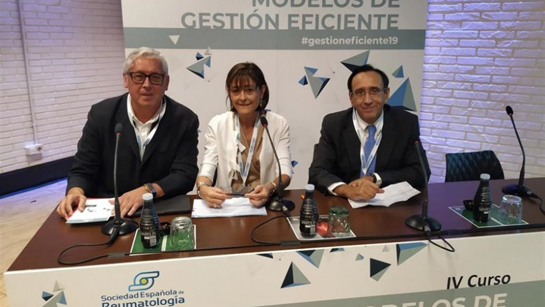 De izquierda a derecha: los coordinadores del IV Curso Modelos de Gestión Eficiente, Dres. José Javier Pérez Venegas y Rosario García de Vicuña; junto con el presidente emérito de la SER, Dr. José Luis Andréu. | SOCIEDAD ESPAÑOLA DE REUMATOLOGÍA ep de izquierda a derecha los coordinadores del iv curso modelos de gestion eficiente dres jose