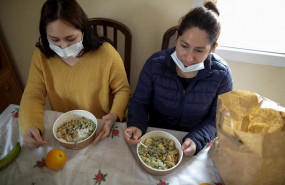 ep dos mujeres durante la comida en su casa del barrio madrileno de carabanchel