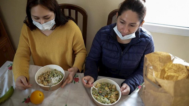 ep dos mujeres durante la comida en su casa del barrio madrileno de carabanchel