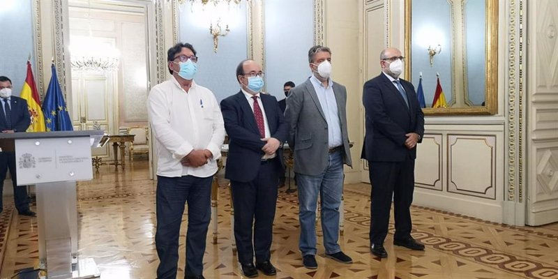 El Ministro de Política Territorial y Función Pública, Miquel Iceta, durante la firma del acuerdo para reducir la temporalidad. | UGT ep el ministro de politica territorial y funcion publica miquel iceta durante la firma del acuerdo