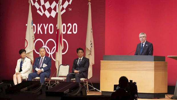 ep el presidente del coi thomas bach y el primer ministro de japon shinzo abe en el acto del ano